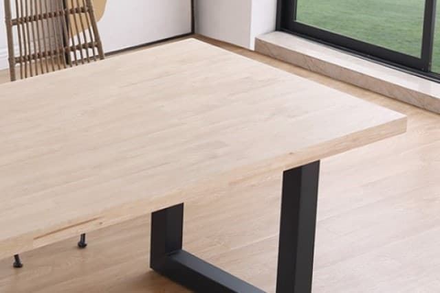 Mesa de comedor fija negra con patas metálicas y tablero de Roble Modelo  Natural